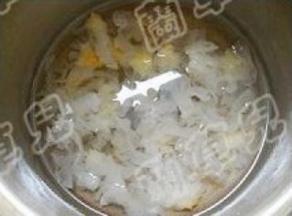 银耳洗净放入锅中，加入适量冷水；大火煮开，小火慢炖20分钟。