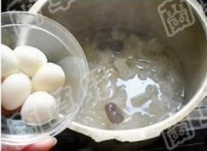 倒入鹌鹑蛋，煮10分钟。