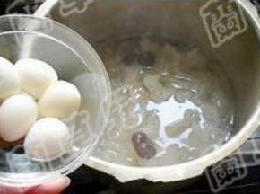 倒入鹌鹑蛋，煮10分钟。