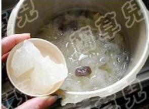 加入冰糖，继续煮10分钟，至糖化。