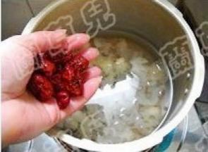 加入红枣，再煮15分钟。