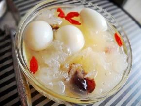 倒入鹌鹑蛋，煮10分钟，盛入碗中即可食用。