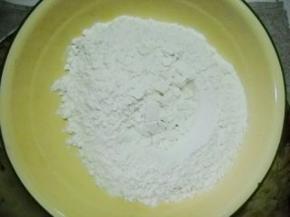 准备好面粉。