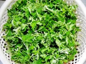 准备好嫩艾叶。
