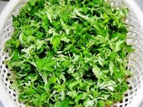 准备好嫩艾叶。