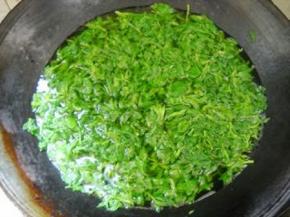 嫩艾叶洗净，烧开水，加一点点食用碱，艾叶入开水中焯一会，捞起。