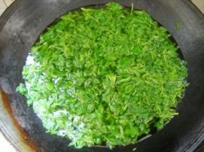 嫩艾叶洗净，烧开水，加一点点食用碱，艾叶入开水中焯一会，捞起。