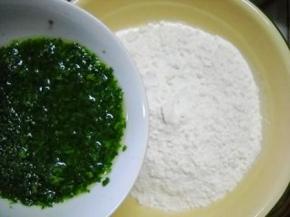 剁碎的艾叶茸加入少许煮艾叶的水（温热）调匀，倒入面粉中拌匀。