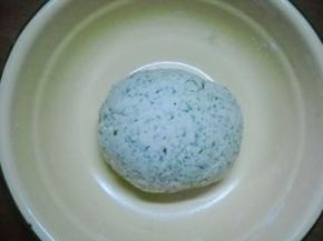 面粉和好揉匀成光滑艾叶面团；静置10分钟。