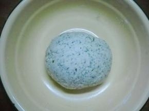 面粉和好揉匀成光滑艾叶面团；静置10分钟。