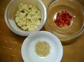 准备好白芝麻、花生碎、剁椒。