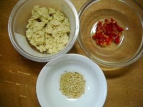 准备好白芝麻、花生碎、剁椒。