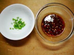 香葱洗净切细粒；芝麻、花生、剁椒倒入碗中，加入芝麻油、凉拌酱油、香醋拌好成味汁。