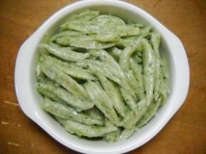 剪刀面煮熟，盛入碗中。