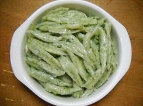 剪刀面煮熟，盛入碗中。