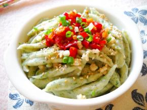 撒上剁椒和葱花；吃时拌匀。