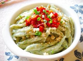 撒上剁椒和葱花；吃时拌匀。