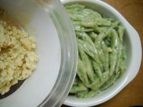 倒入芝麻、花生碎。