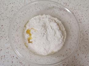 加入中筋面粉和玉米油。