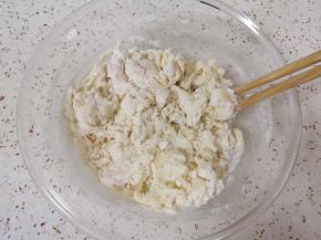 用筷子搅拌成絮状。