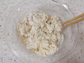 用筷子搅拌成絮状。