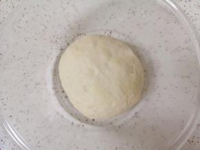 揉成面团，盖上保鲜膜发酵至两倍大。