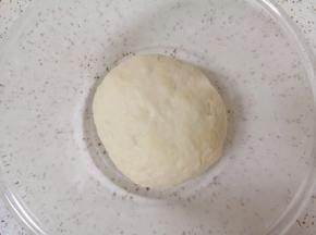 揉成面团，盖上保鲜膜发酵至两倍大。
