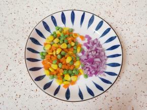 蔬菜粒控干水分，洋葱切碎备用。