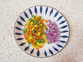 蔬菜粒控干水分，洋葱切碎备用。