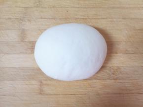 发酵好的面团揉光排气。