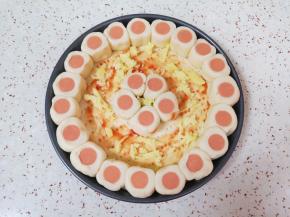 饼底抹上一勺番茄酱，撒上少许安佳马苏里拉芝士。