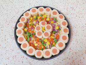 撒上三分之二的蔬菜粒。