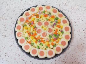 最后撒上一层厚厚的安佳马苏里拉芝士，上面撒上剩下的三分之一蔬菜粒。