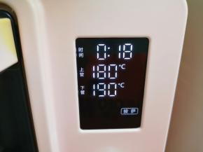 选择烤箱的“披萨”功能，上管180度下管190度烤18分钟，上色满意后可加盖锡纸。