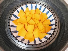 去皮去瓤的南瓜洗干净切成片，上锅蒸15分钟。