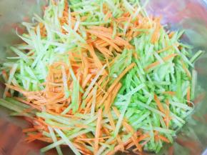 青萝卜胡萝卜分别去皮洗干净，用擦丝器擦成细丝焯水。