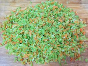 焯过水的萝卜丝用凉水冲洗一下，挤干水分切碎备用。