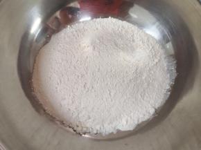 先来和白色面团:盆里倒入200g中筋面粉，加入盐和水。