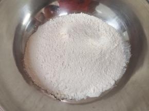 先来和白色面团:盆里倒入200g中筋面粉，加入盐和水。