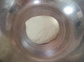 先用筷子搅拌成絮状，再揉成光滑的面团，白色面团搞定，盖上保鲜膜静置半个小时。