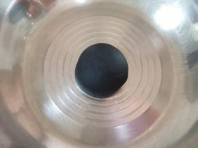 取一小块白色面团，加入少许竹碳粉揉成黑色的面团，用保鲜膜包起来备用。