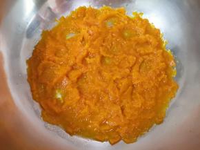 蒸好的南瓜用勺子压成南瓜泥。