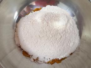 加入300g中筋面粉和3g盐用筷子搅拌成絮状。