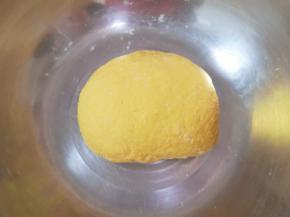 揉成黄色的面团，盖上保鲜膜备用。