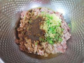 炒锅内倒适量的菜籽油烧热，将热油泼在十三香上面激出香味，搅拌均匀。