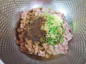炒锅内倒适量的菜籽油烧热，将热油泼在十三香上面激出香味，搅拌均匀。