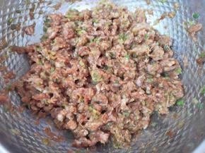 加入味极鲜酱油、蚝油和生抽搅拌均匀。