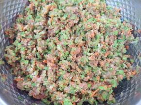 加入萝卜碎搅拌均匀。