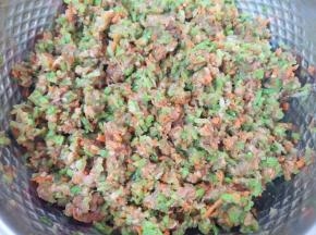 加入萝卜碎搅拌均匀。