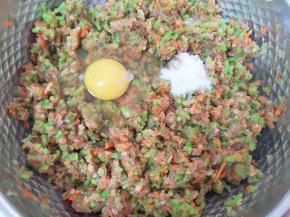 打入一个鸡蛋，根据自己的口味放盐和香油。